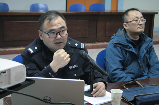 建筑学院党总支副书记潘栋以及学管老师王京